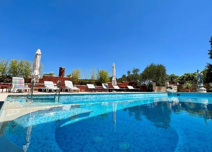 Apartment With Swimming Pool